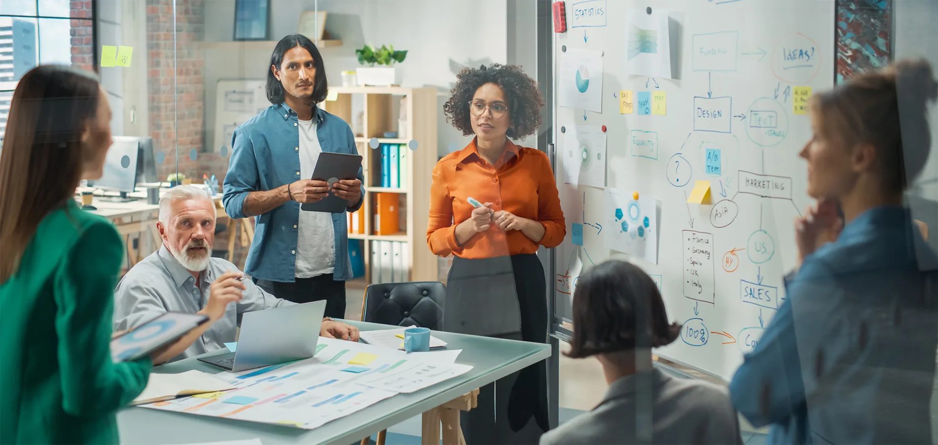 Foto che rappresenta l'Agile Delivery Manager con il team.