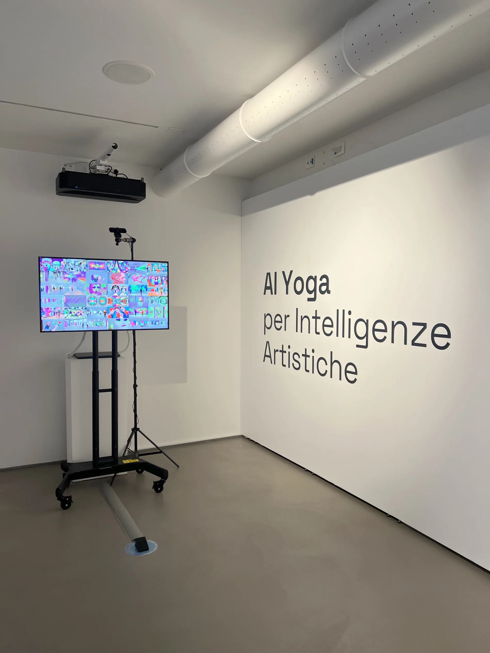 Foto dalla mostra con l'utilizzo di AI generativa per l'arte.
