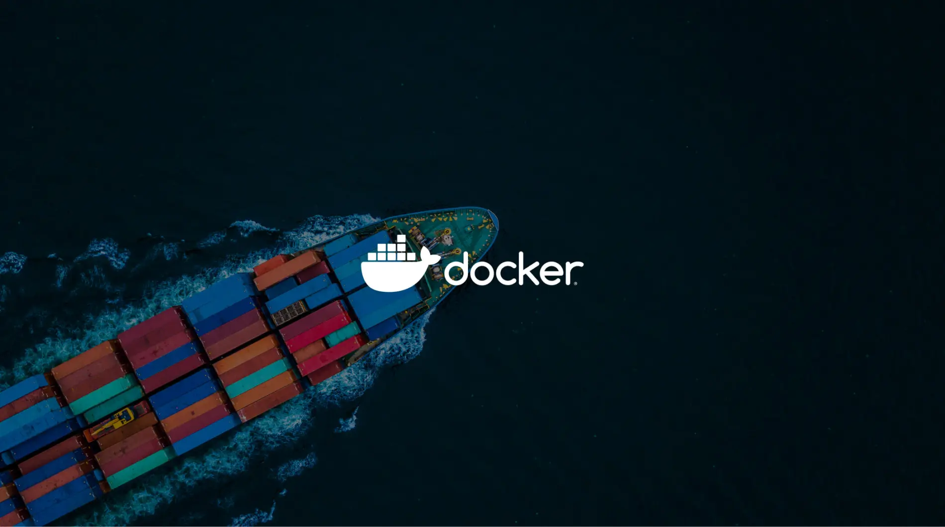 Immagine con nave cargo dall'alto e in primo piano logo di Docker