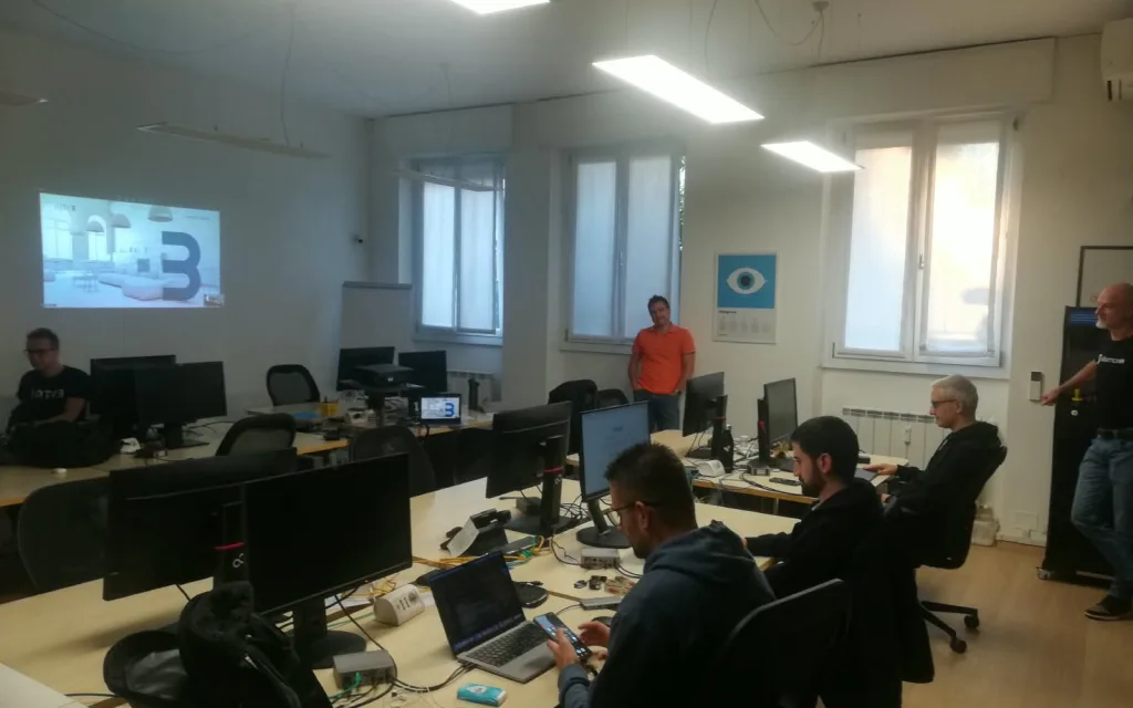 Foto di persone all'hackathon in Intré, Monza, del 12 ottobre 2026