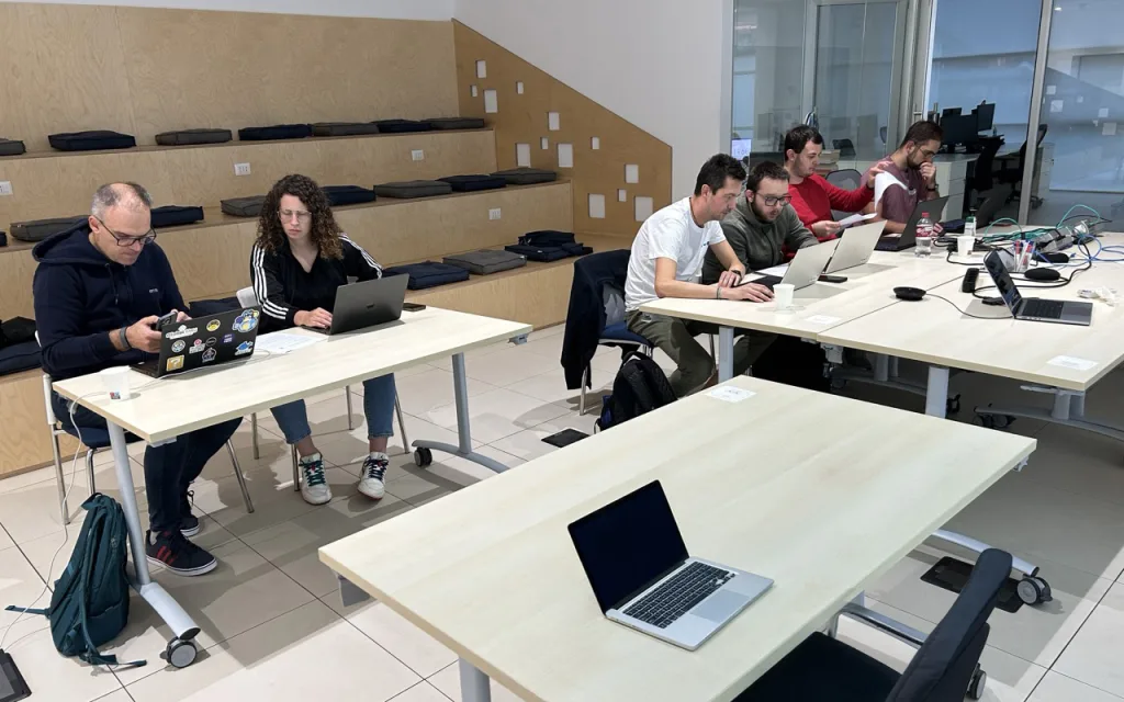 Foto di persone all'hackathon in Intré, Seriate, del 12 ottobre 2026