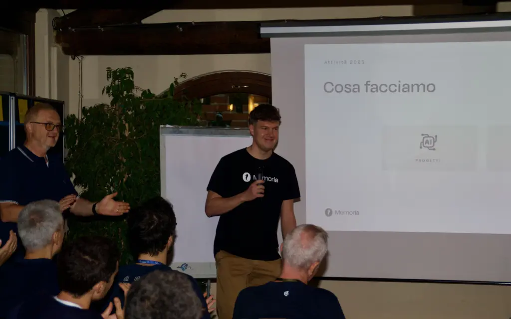 Andrea Caglio che presenta Memoria all'Intré Camp di settembre 2025