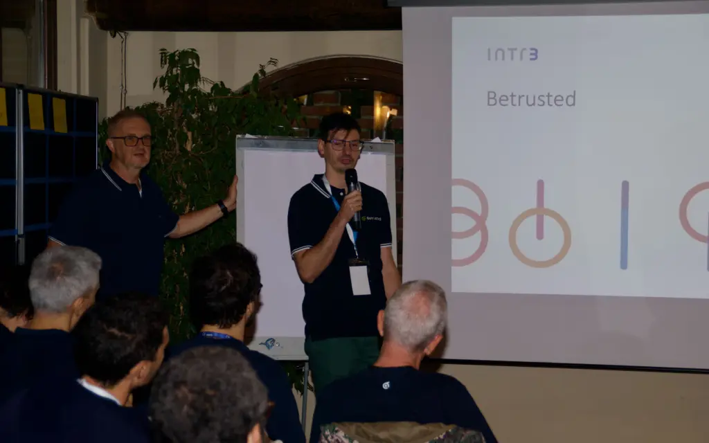 Davide Ornaghi che presenta Betrusted all'Intré Camp di settembre 2025