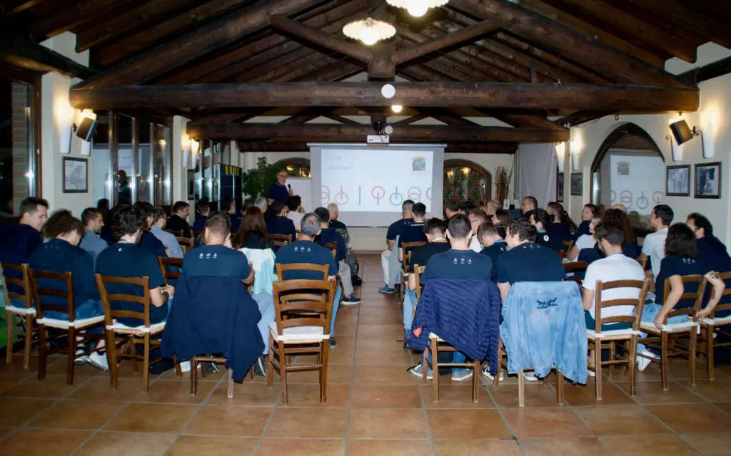 Foto di una sala con persone sedute e Francesco Rigillo che sta per iniziare una presentazione all'Intré Camp di settembre 2025