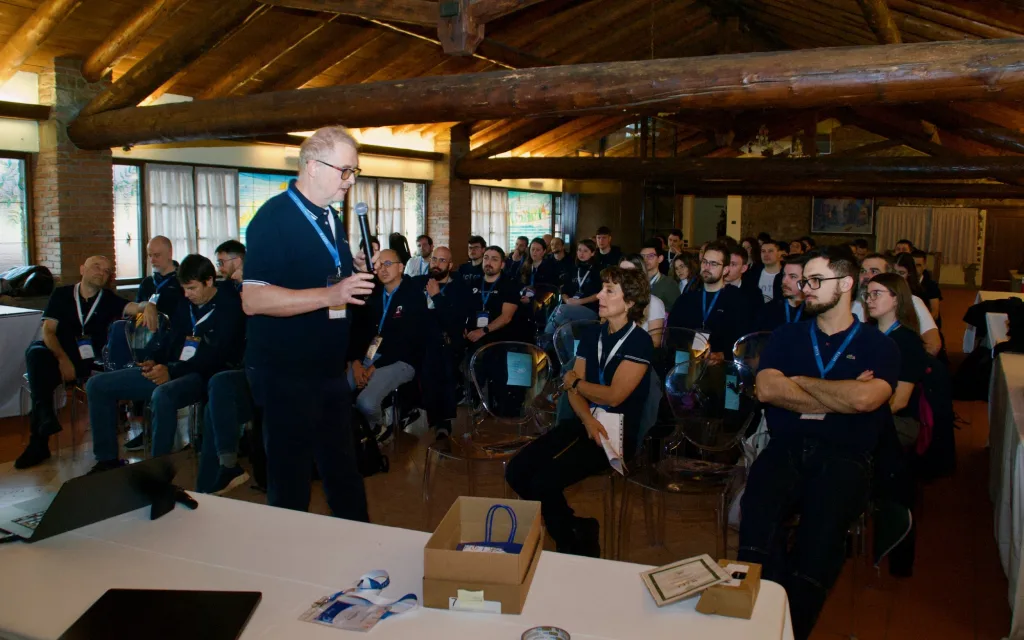 Foto scattata nella sala principale durante il discorso di apertura all'Intré Camp del 6 febbraio 2026, presso La Vecchia Filanda