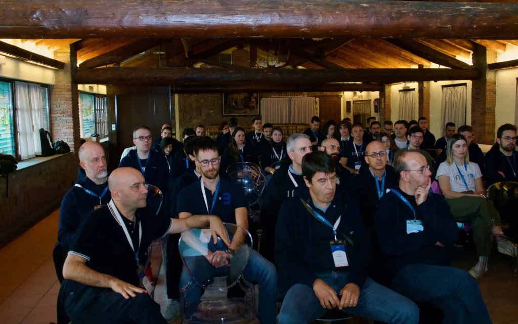 Foto scattata nella sala principale durante il discorso di apertura all'Intré Camp del 6 febbraio 2026, presso La Vecchia Filanda