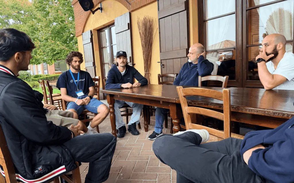 Persone che discutono all'aperto durante una delle sessioni della unconference dell'Intré Camp di settembre 2025