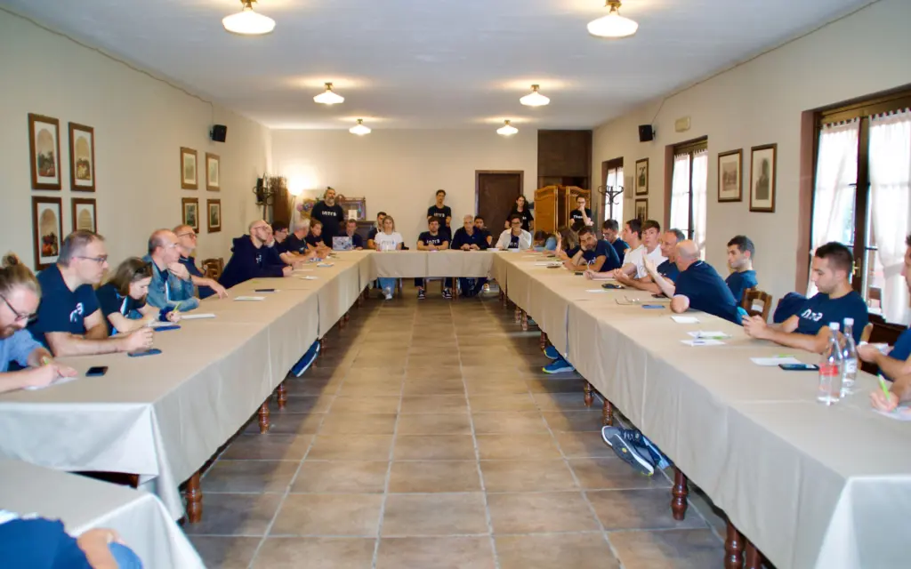 Persone in un'aula durante una delle sessioni della unconference dell'Intré Camp di settembre 2025