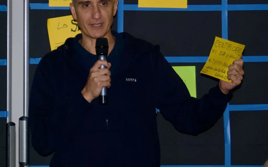 Carlo Mandelli presenta la sua sessione alla unconference dell'Intré Camp di settembre 2025