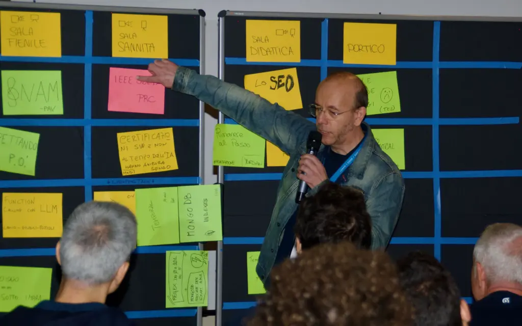 Daniele Percivaldi presenta la sua sessione alla unconference dell'Intré Camp di settembre 2025