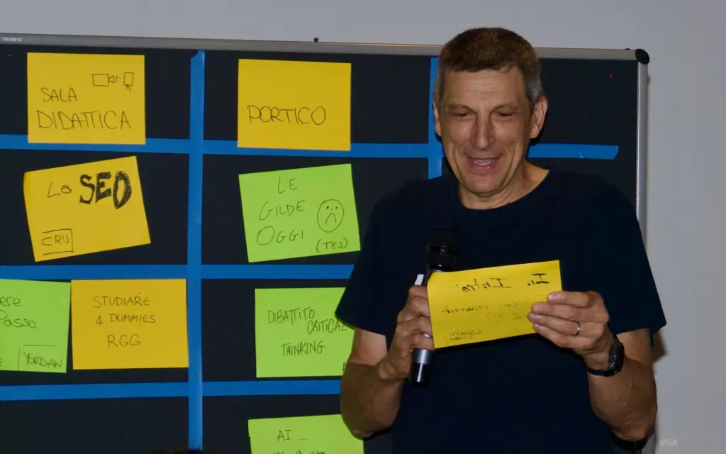 Alberto Acerbis presenta la sua sessione alla unconference dell'Intré Camp di settembre 2025