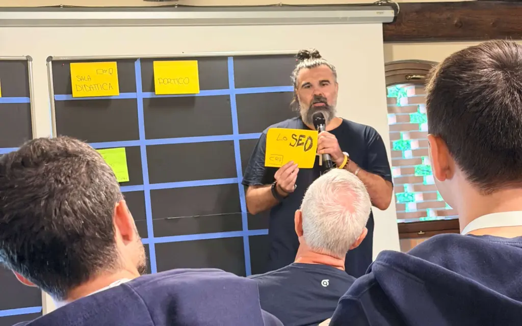 Luca Cruciani presenta la sua sessione alla unconference dell'Intré Camp di settembre 2025