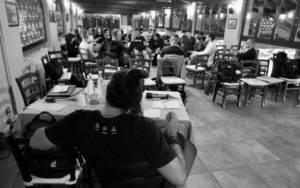 Foto in bianco e nero di una delle sessioni della unconference dell'Intré Camp di settembre 2025