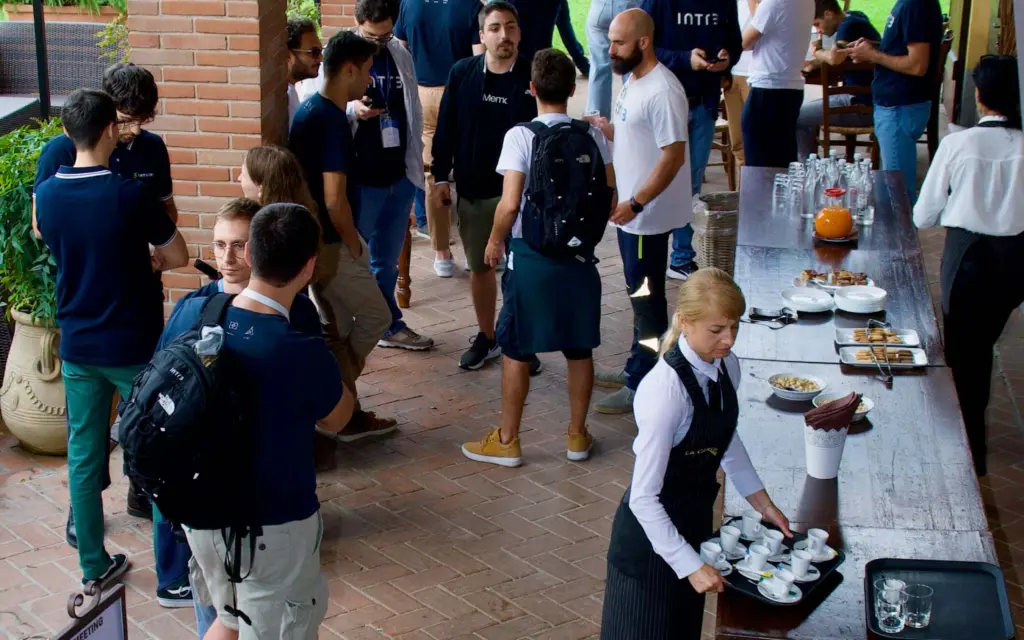 Foto dall'alto di persone durante il welcome coffee. Intré Camp settembre 2025